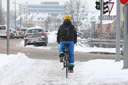 Immer mehr Nürnberger sind mit dem Rad unterwegs. Auch wenn die Radwege, wie hier an der Jansenbrücke, schlecht geräumt sind.