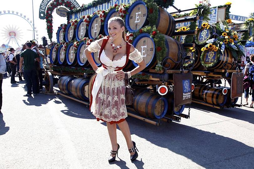 Das schöne Dirndl stammt übrigens von Natalie Brault und gibt's unter www.mydirndl.de