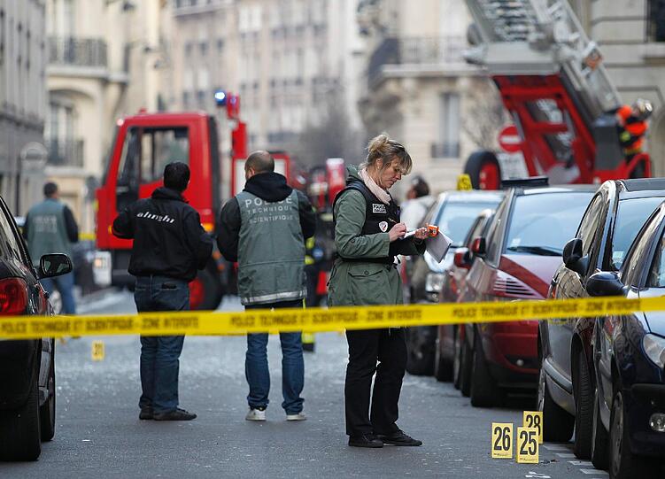 Spurensicherung nach einer Bombenexplosion vor der indonesischen Botschaft in Paris. Foto: Ian Langsdon