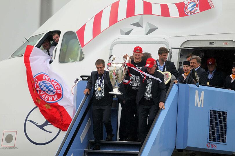 Herzlich Willkommen dahoam! Die Bayern-Spieler kommen mit dem Pott zurück nach München. Die Bilder.