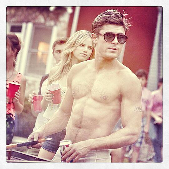 Über das Foto haben sich seine weiblichen Follower wohl besonders gefreut: Zac Efron ohne T-Shirt...