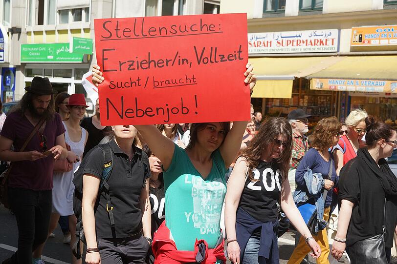 Drastischer zeigt es diese Dame - ohne Nebenjob geht es mittlerweile für viele Erzieherinnen und Erzieher nicht mehr.