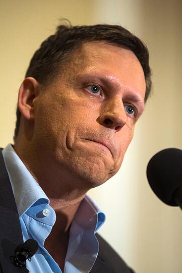 Peter Thiel ist amerikanischer Hedgefonds-Manager mit deutschen Wurzeln. Der Mitbegründer von PayPal besitzt wenig politische Erfahrung und sieht Freiheit und Demokratie als nicht kompatibel an.