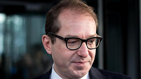 Bundesverkehrsminister Alexander Dobrindt steht dem U-Ausschuss des Bundestags zum Abgas-Skandal Rede und Antwort.
