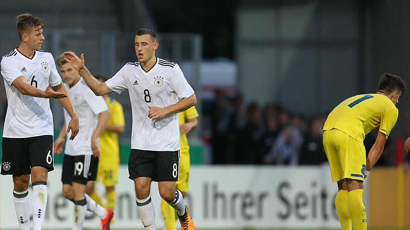 Maximilian Eggestein (M) feiert mit Waldemar Anton seinen Treffer zum 1:0 gegen das Team der Kosovaren.