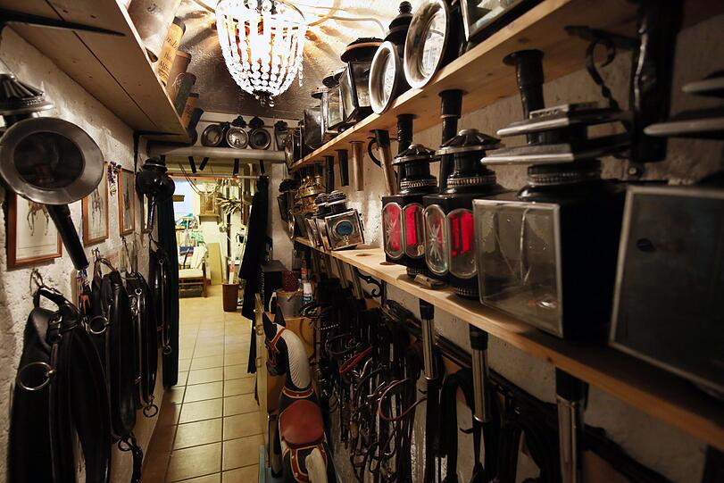 Kutschenlampen, Pferdegeschirre &ndash; eine große Sammlung.