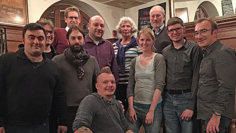 Der neue Vorstand des Neuhauser Ortsvereins der SPD
obere Reihe v.l.: Fritz Stadler, Daniel Abitor, Oliver Kahl, Apollonia Pramberger, Hans-Jörg Scheerer
Der neue Vorstand der SPD Neuhausen: Mitte v.l.: Cem Cavdar, Wolfgang C. Thoma, Anna Lena Mühlhäuser, Jörn Retterath, Christoph Petrik
Vorne: Christian Bauer
