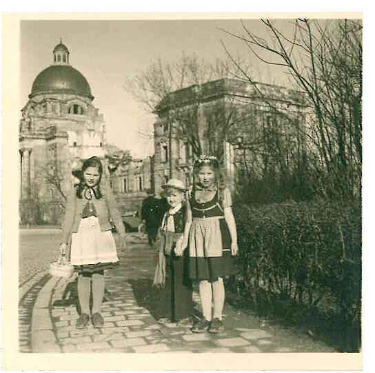 Flieg! Im Dezember 1949 lässt Eveline Bahr mit ihrem Vater Benno Kusche und dessen Freund Siegfried Tittert, Regisseur an der Staatsoper, einen Drachen auf der Wiese steigen. Heute steht hier der Arabellpark.
