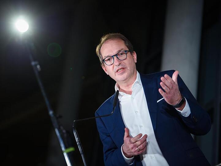 CSU-Landesgruppenchef Alexander Dobrindt äußert sich während eines Pressestatements. Foto: Gregor Fischer/dpa/Archivbild