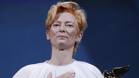 Schauspielerin Tilda Swinton mit dem Goldenen Löwen in Venedig.