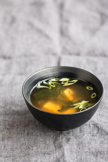 Bewährt haben sich für ein Katerfrühstück viel Flüssigkeit und würzige Speisen. Das wird bei der Miso-Suppe kombiniert.
