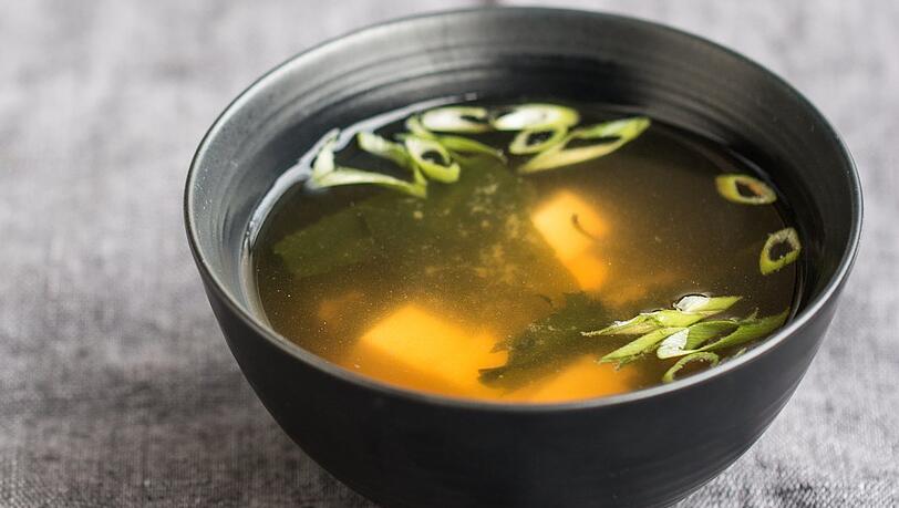 Bewährt haben sich für ein Katerfrühstück viel Flüssigkeit und würzige Speisen. Das wird bei der Miso-Suppe kombiniert. Bewährt haben sich für ein Katerfrühstück viel Flüssigkeit und würzige Speisen. Das wird bei der Miso-Suppe kombiniert.