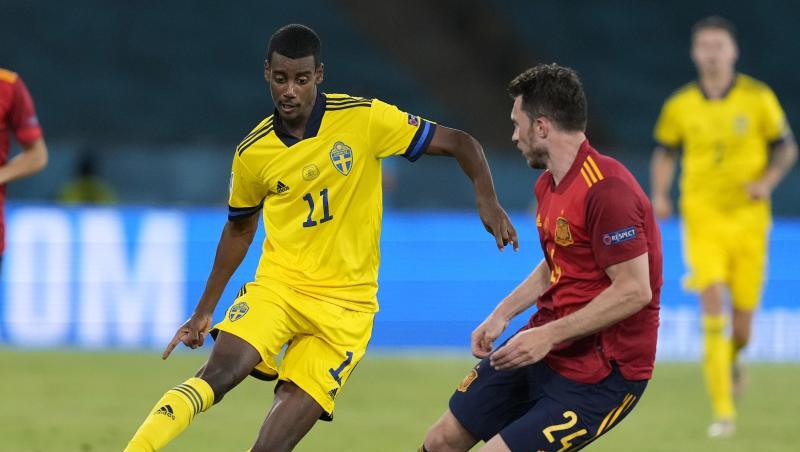 Schwedens Alexander Isak (l) kämpft mit Spaniens Aymeric Laporte (r) um den Ball. Schwedens Alexander Isak (l) kämpft mit Spaniens Aymeric Laporte (r) um den Ball.
