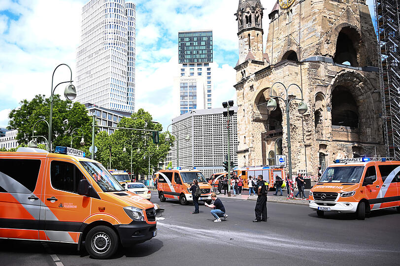 Die Feuerwehr sperrt das Areal um die Gedächtniskirche nach einem Zwischenfall ab.