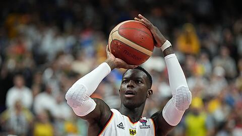 Dennis Schröder setzt zu einem Freiwurf an.