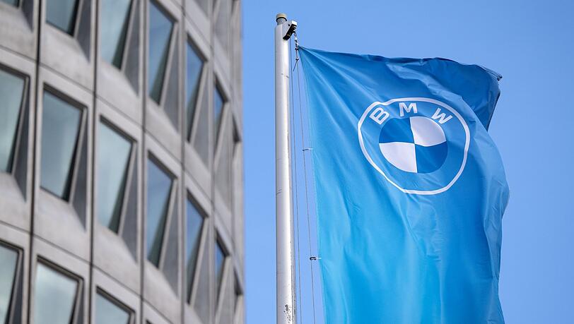 Eine Fahne mit dem Logo von BMW ist vor der Firmenzentrale zu sehen.