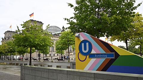 Am Bundestag sollte die Regenbogenflagge zum Berliner Christopher Street Day diesmal nicht wehen - der U-Bahnhof daneben war dagegen bunt. (Archivbild)