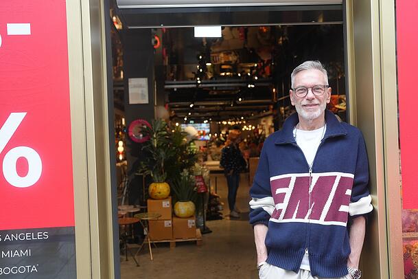 Vor dem Ladeneingang in der Sendlinger Straße: Kare-City-Store-Filialleiter Martin Obermayr. Vor dem Ladeneingang in der Sendlinger Straße: Kare-City-Store-Filialleiter Martin Obermayr.