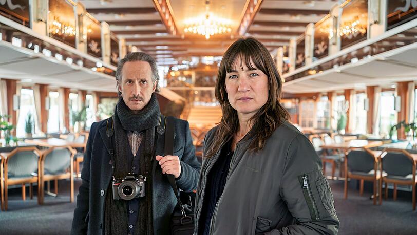 Ferdinand Zankl (l, Michael Ostrowski) und Frederike Bader (Marie Leuenberger) an Bord des verlassenen Ausflugsschiffes.