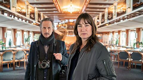 Ferdinand Zankl (l, Michael Ostrowski) und Frederike Bader (Marie Leuenberger) an Bord des verlassenen Ausflugsschiffes.