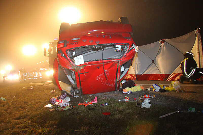 Auf der Autobahn 94 bei Neuötting (Landkreis Altötting) ist am Montagabend eine Autofahrerin bei einem schweren Unfall tödlich verunglückt.
