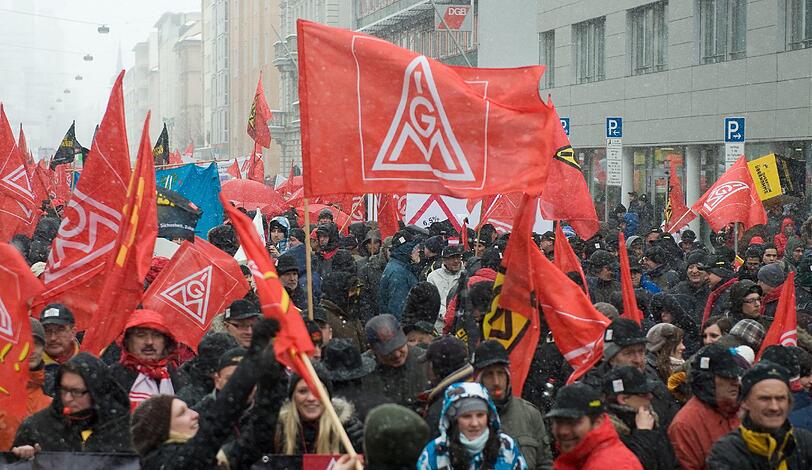 Tausende Azubis demonstrierten am Mittwoch für eine befristete Übernahme nach ihrer Ausbildung.
