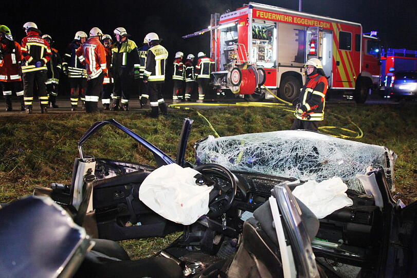 Am Sonntagmorgen kam es auf der B388 zu einem schrecklichen Autounfall. Der 31-jährige Unfallverursacher erlag in einem Münchner Krankenhaus seinen Verletzungen. Die fünf Insassen des anderen Pkw wurden schwer verletzt.