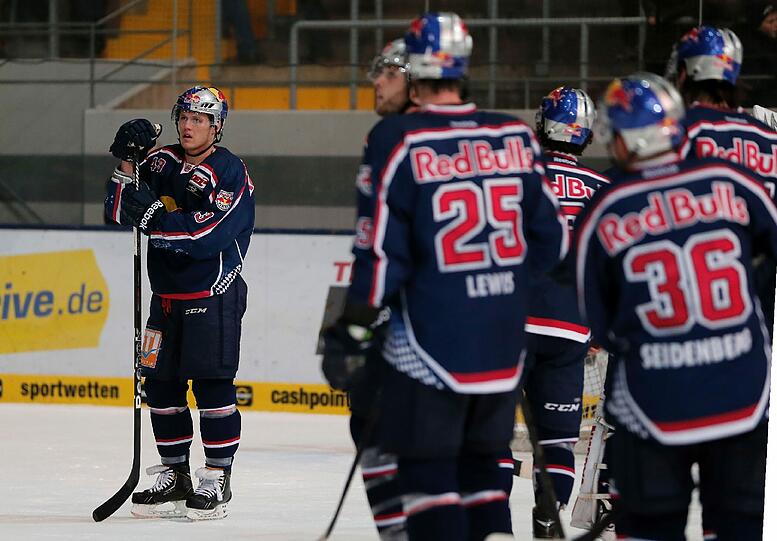 Der pure Frust: Der EHC Red Bull München um Felix Petermann (l.) verlor daheim gegen Iserlohn.