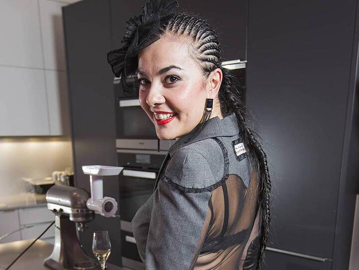Lady Bitch Ray macht auch in der Küche eine gute Figur