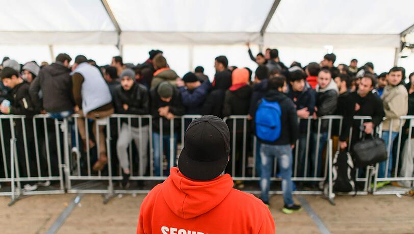 Ein Mitarbeiter des Sicherheitsdienstes steht in einem Zelt im Hof des Landesamts für Gesundheit und Soziales (Lageso) in Berlin. Foto: Clemens Bilan/Archiv Ein Mitarbeiter des Sicherheitsdienstes steht in einem Zelt im Hof des Landesamts für Gesundheit und Soziales (Lageso) in Berlin. Foto: Clemens Bilan/Archiv