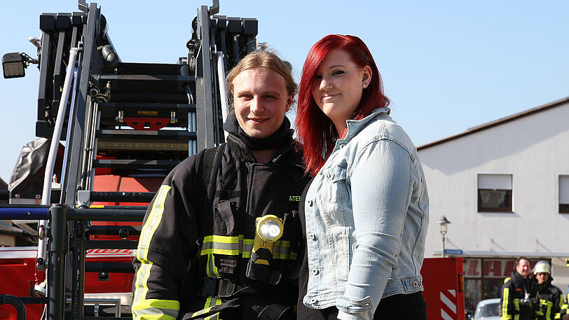 Die Feuerwehr-Übung diente ausschließlich dem Antrag von Sebastian. Seine Liebste Lisa war total überrascht und war bis zuletzt ahnungslos. Die Kameraden hielten dicht.