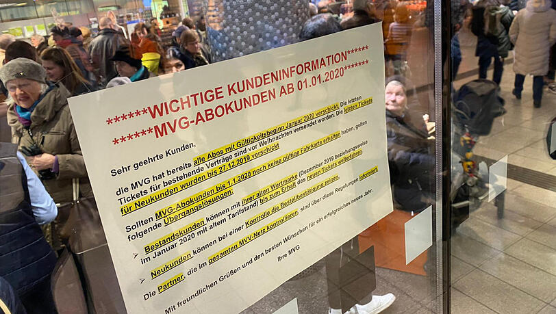 Andrang bei der MVG am Marienplatz. Ein Aushang informiert über die Abo-Lage. Andrang bei der MVG am Marienplatz. Ein Aushang informiert über die Abo-Lage.