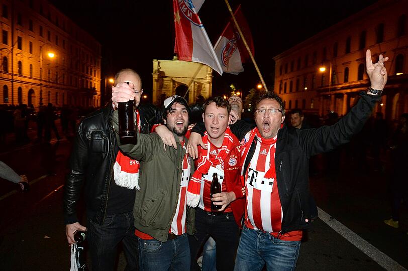 So ausgelassen feiern die Fans auf der Leopoldstraße den Bayern-Sieg. Die Bilder