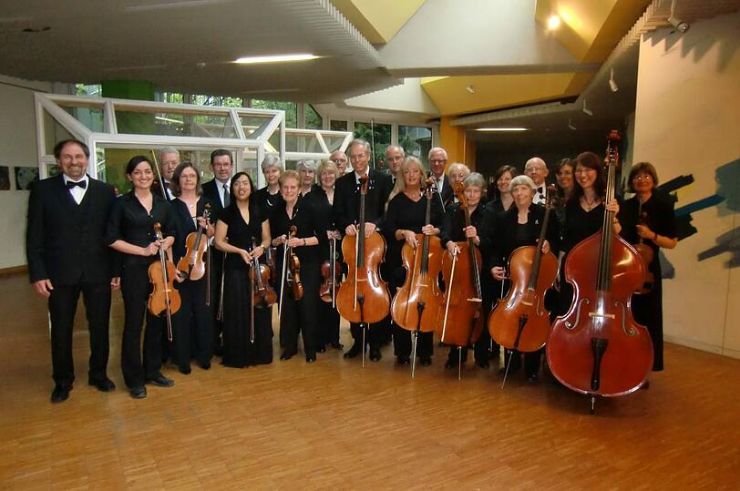 Das Kammerorchester Neuperlach kommt in die Aula des Anton-Fingerle-Zentrums.