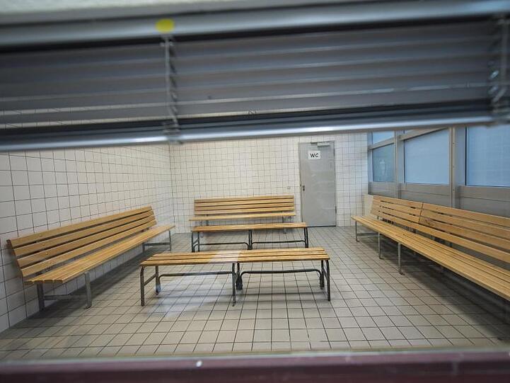 Blick durch ein Fenster in den Aufenthaltsraum für rückzuführende Asylbewerber auf dem Frankfurter Flughafen.