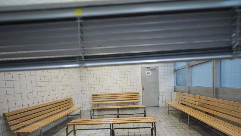 Blick durch ein Fenster in den Aufenthaltsraum für rückzuführende Asylbewerber auf dem Frankfurter Flughafen. Blick durch ein Fenster in den Aufenthaltsraum für rückzuführende Asylbewerber auf dem Frankfurter Flughafen.