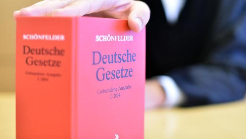 An der Richterbank sitzt ein Richter mit Richterrobe, davor steht das Buch "Deutsche Gesetze". Foto: Uli Deck/Archiv An der Richterbank sitzt ein Richter mit Richterrobe, davor steht das Buch "Deutsche Gesetze". Foto: Uli Deck/Archiv