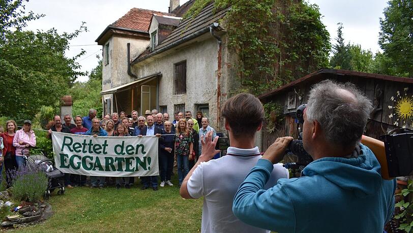 Beim Protest der Eggarten-Bewohner 2019. Der BR filmt.