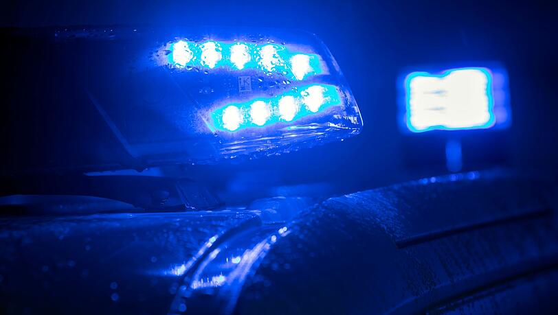 Als er sich der Mann in seiner Wohnung einschloss, forderten die Polizisten Spezialkräfte an. (Symbolbild)