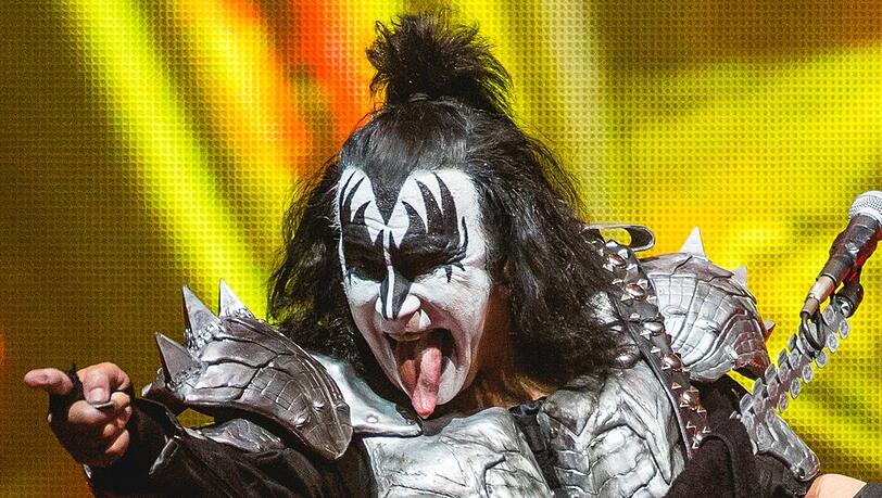 Gene Simmons von KISS in Topform auf der Bühne.