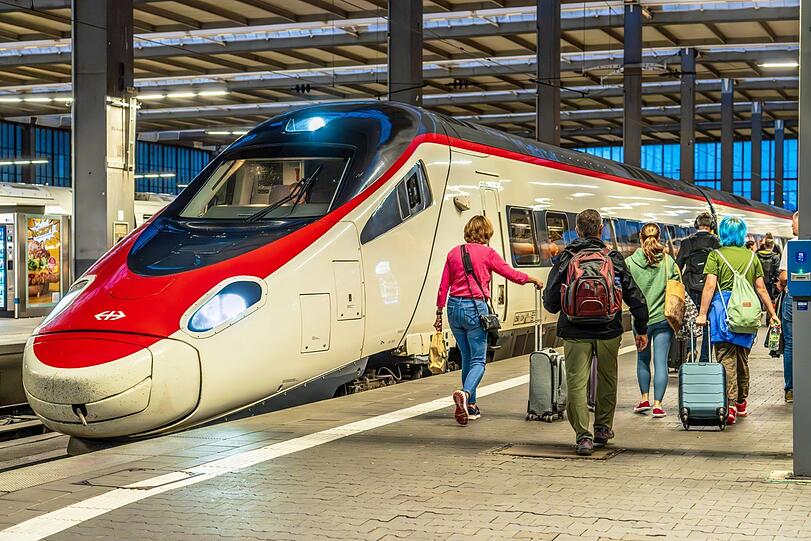Ein Schweizer Eurocity im Münchner Hauptbahnhof.
