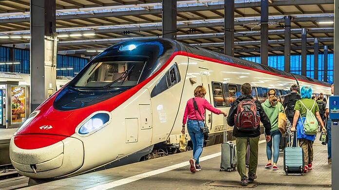 Eine Schweizer Eurocity im Münchner Hauptbahnhof.