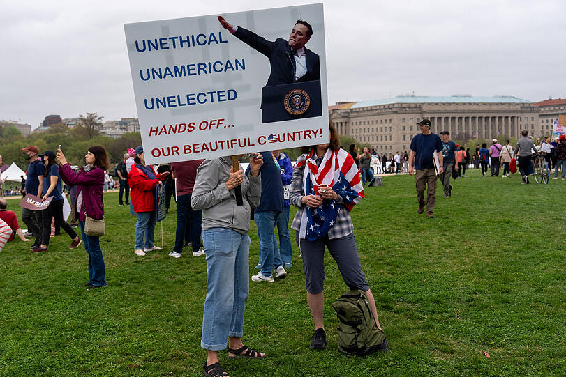In den USA kommt es zu landesweiten Protesten gegen die Politik von Präsident Donald Trump. Auch Elon Musk ist in seiner Funktion als Doge-Berater in der Kritik.