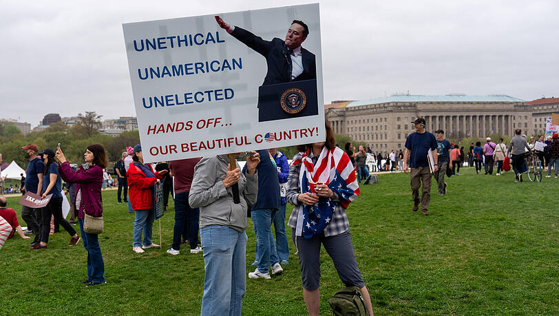 In den USA kommt es zu landesweiten Protesten gegen die Politik von Präsident Donald Trump. Auch Elon Musk ist in seiner Funktion als Doge-Berater in der Kritik.