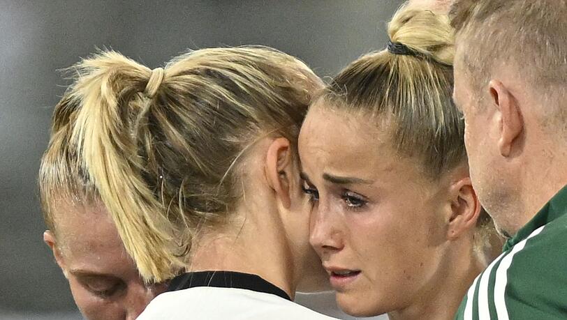 Giulia Gwinn wird von ihrer Bayern-Kollegin Lea Schüller getröstet. Giulia Gwinn wird von ihrer Bayern-Kollegin Lea Schüller getröstet.