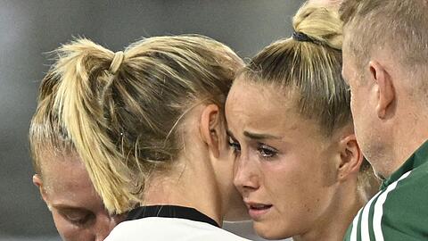 Giulia Gwinn wird von ihrer Bayern-Kollegin Lea Schüller getröstet.
