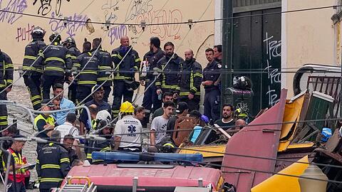 So einen Unfall mit einer Standseilbahn hatte es in Lissabon bisher nicht gegeben.