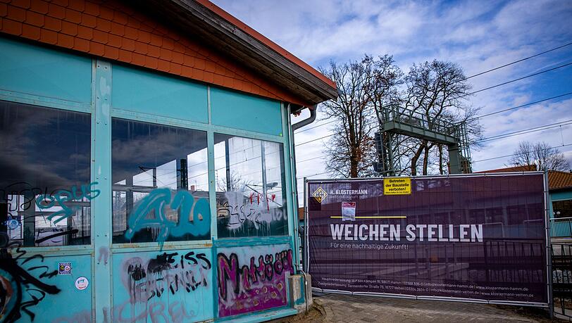 Eine Bahnbaustelle in Karst&auml;dt in Brandenburg. Nach Berechnung des Ifo-Instituts floss 2025 ein gro&szlig;er Teil der f&uuml;r Investitionen in die Infrastruktur vorgesehenen Milliardenschulden des Bundes in das Stopfen von Haushaltsl&ouml;chern. (Archivbild)