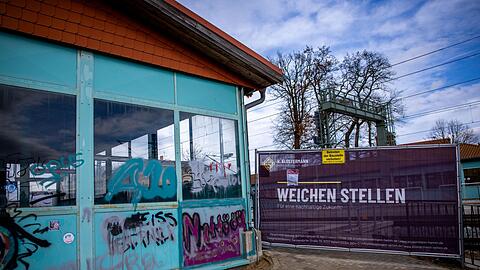 Eine Bahnbaustelle in Karst&auml;dt in Brandenburg. Nach Berechnung des Ifo-Instituts floss 2025 ein gro&szlig;er Teil der f&uuml;r Investitionen in die Infrastruktur vorgesehenen Milliardenschulden des Bundes in das Stopfen von Haushaltsl&ouml;chern. (Archivbild)