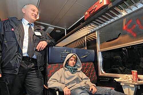 Zerschlitzte Sitzpolster, die Fenster besprüht: Andreas Klos vom Team im Präventionszug mit einem Achtklässer aus der Knaben-Realschule Neumarkt. Der Zug soll die Teenager sensibilisieren.